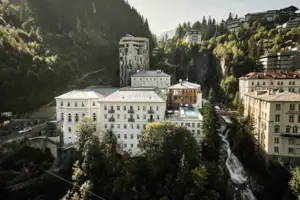 A-ROSA Bad Gastein Eine Gruppe von Gebäuden in einem Tal.