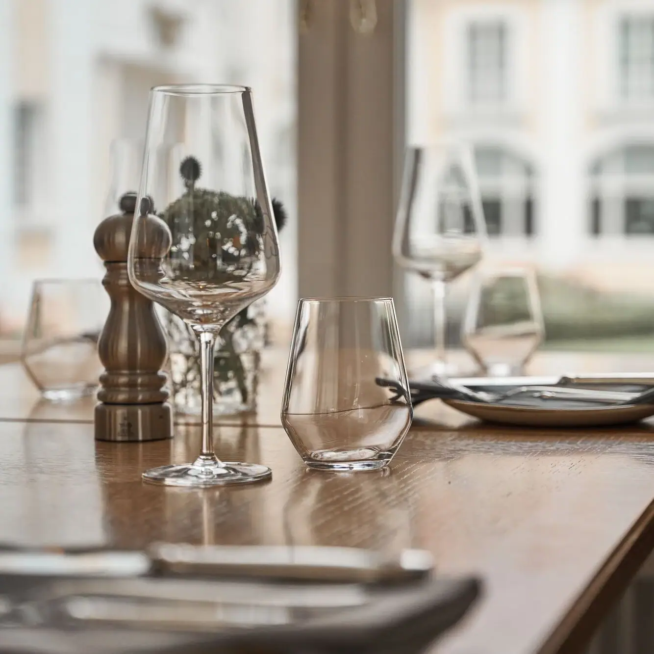 A-ROSA Kurhaus Binz Ein Tisch mit leeren Weingläsern.