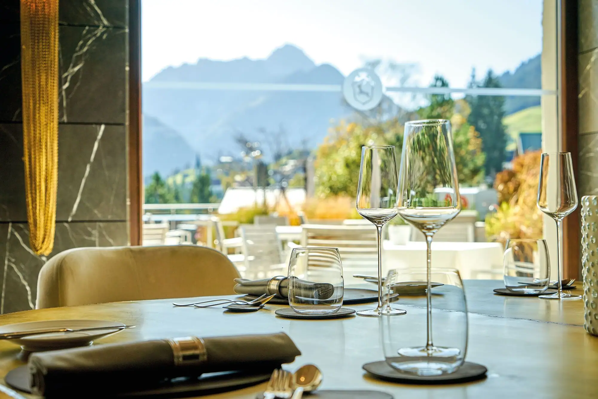 Kilian Stuba Restaurant Ein Tisch mit Weingläsern und Besteck.