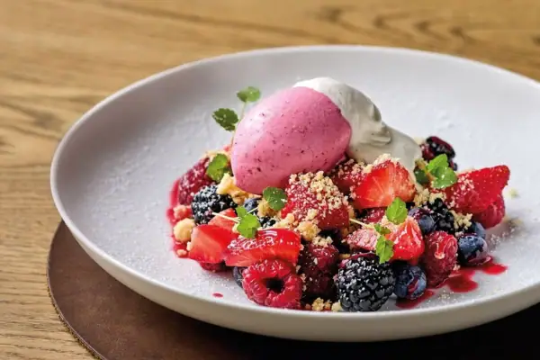 Ein Teller mit Früchten und Eiscreme.