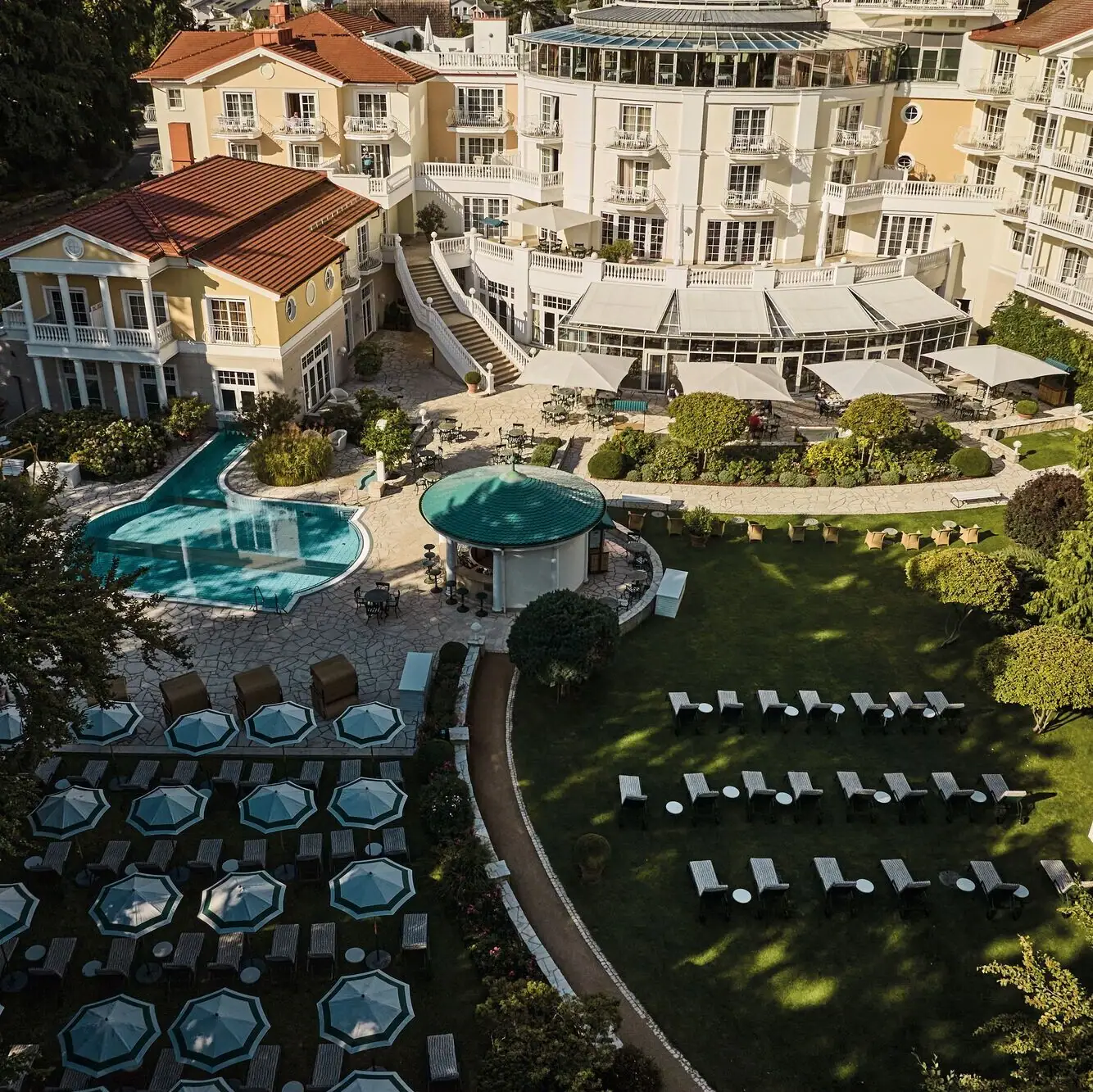 Ein Pool und ein Gebäude mit einem Pool in der Mitte.