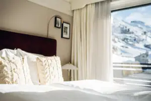 Zimmer Ein Zimmer mit einem Bett und einem Fenster.