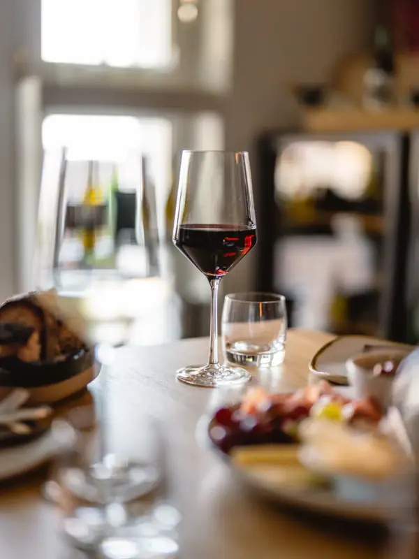 Weinglas auf einem Tisch