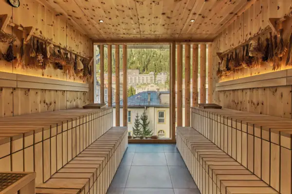 Sauna Eine Sauna mit Holzbänken und einem Fenster.