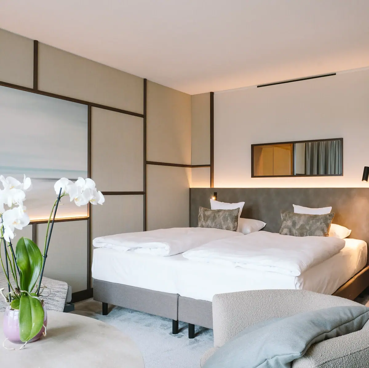 Hotelzimmer auf Sylt Ein Schlafzimmer mit einem Bett und einem Tisch.