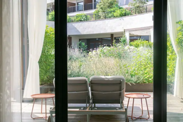 Eine Terrasse mit Stühlen und Tischen.