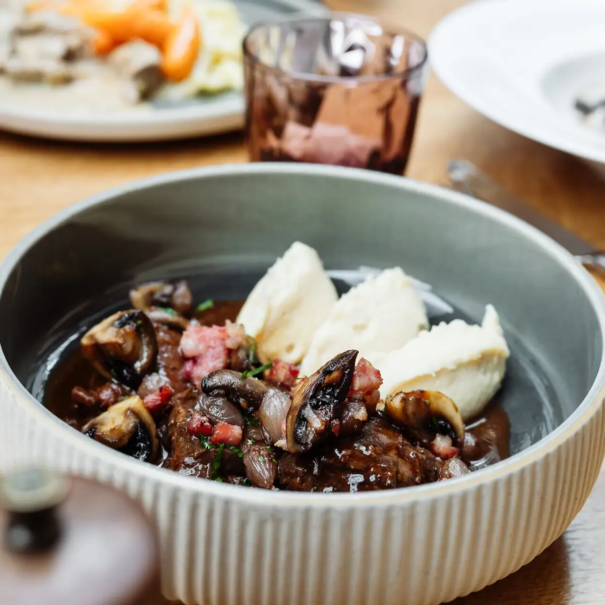 Eine Schüssel mit Essen auf einem Tisch.