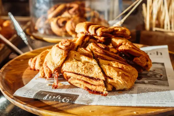 Tellerwerk Ein Teller mit Fast Food auf einem Tisch.
