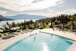 Außenpool Ein Pool mit Wasser und umgebenden Bäumen.