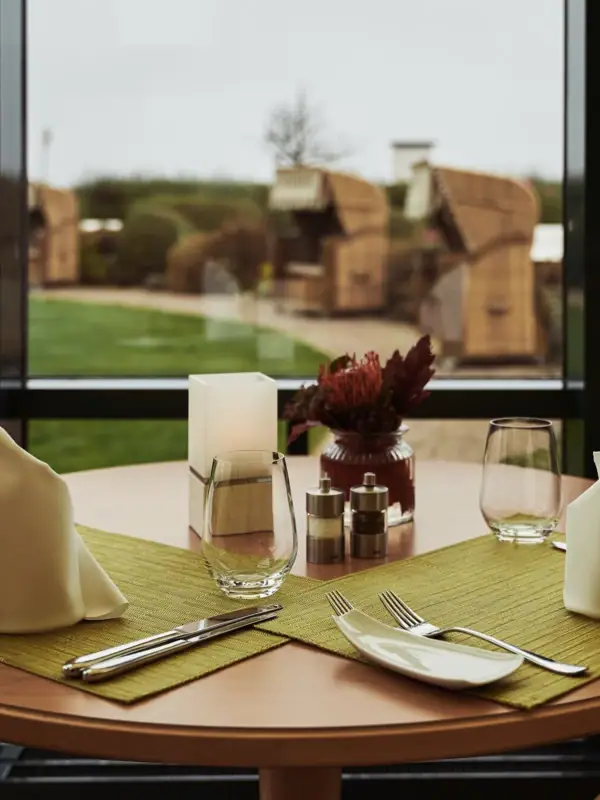 Ein Tisch mit Serviette und Gläsern.