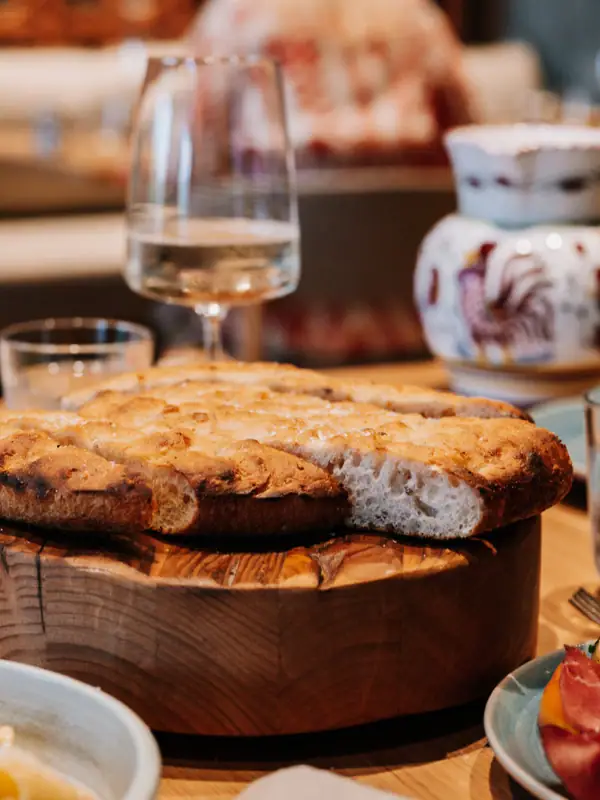 Ein Tisch mit verschiedenen Speisen darauf.