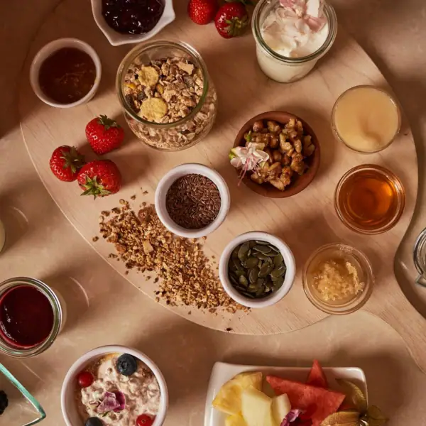 Ein Tisch mit verschiedenen Speisen und Geschirr.