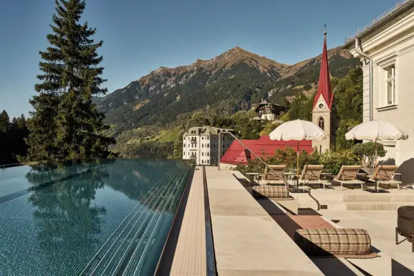 Schwimmbecken mit Kirche im Hintergrund