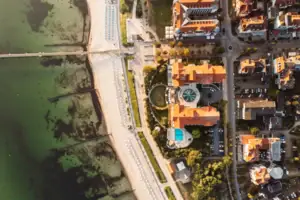 Kühlungsborn Luftaufnahme einer Stadt mit einem Gewässer im Vordergrund