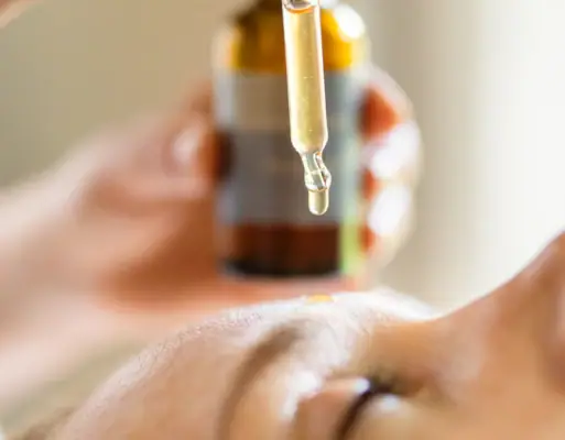 SPA-Partner Eine Person tropft eine Flüssigkeit in das Gesicht einer anderen Person.