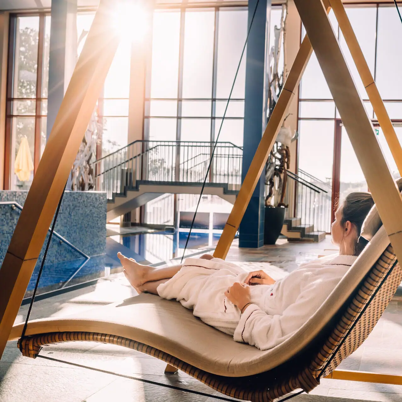 SPA-ROSA Travemünde Eine Frau liegt auf einer Liege.