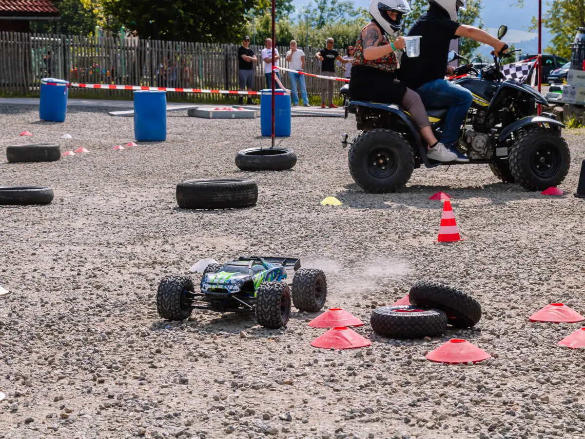 Ein Paar auf einem Quad-Bike im Freien.