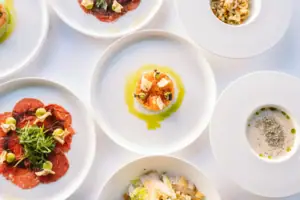 Essen Eine Gruppe von Tellern mit verschiedenen Gerichten.