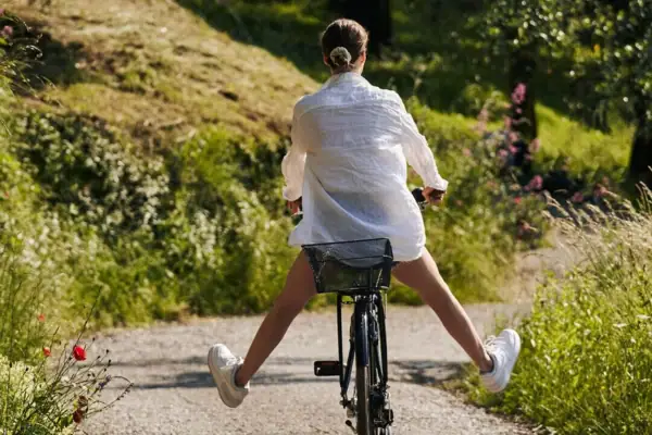 Fahrradtour Gardasee Eine Frau fährt auf einem Weg Fahrrad.