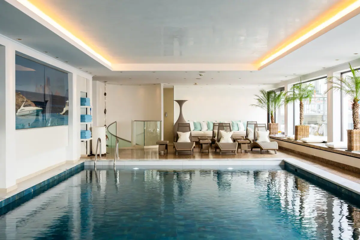 Schwimmbad in einem Innenraum