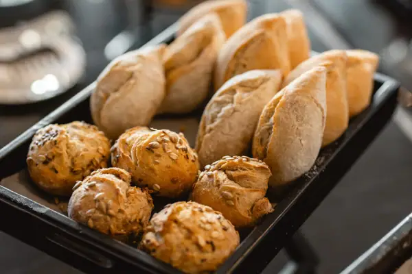 Tablett mit Brot auf einem Tisch