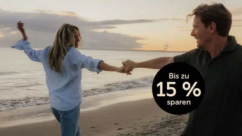 Sonnenzeit Special Ein Mann und eine Frau halten sich an den Händen am Strand.