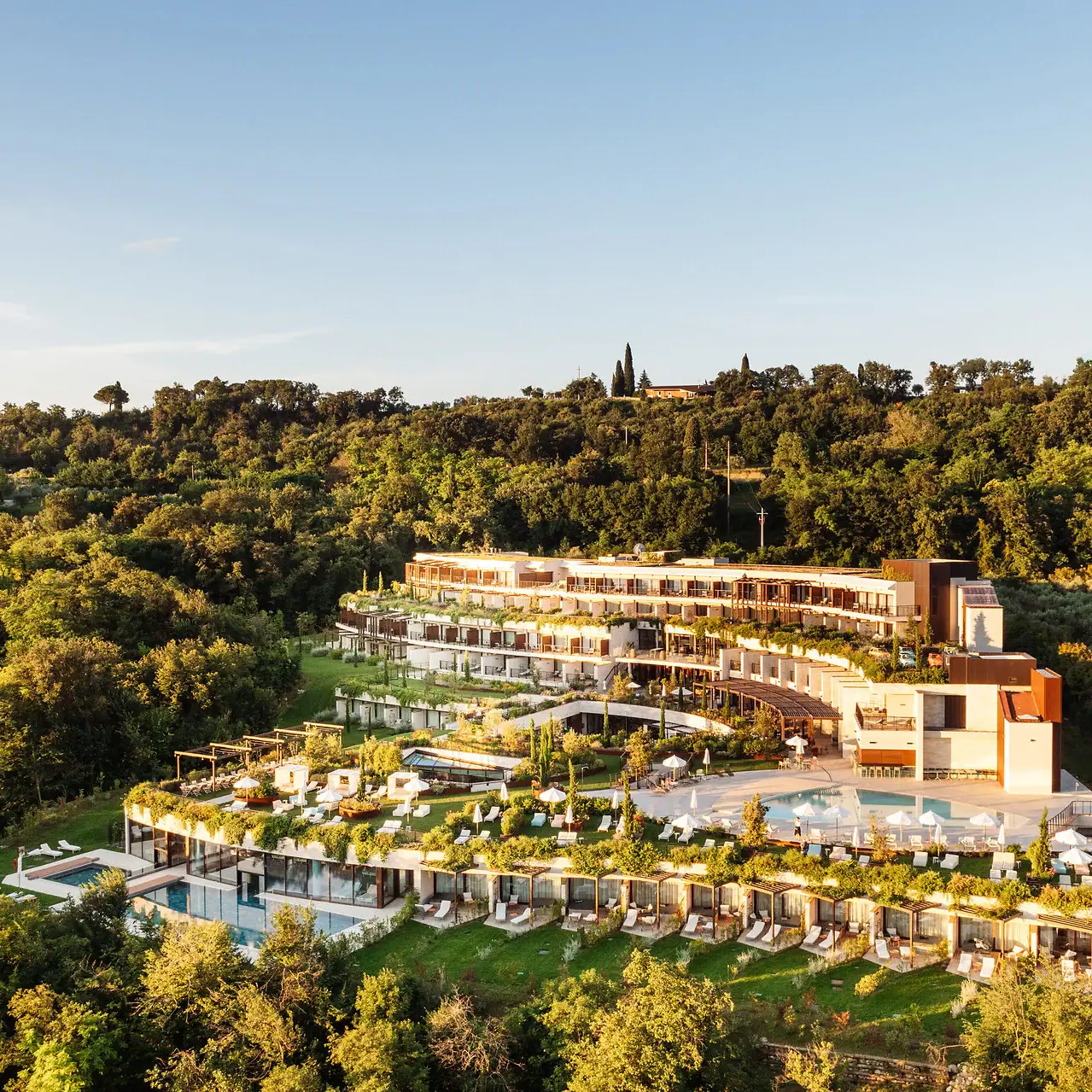 Gebäude mit Pool, umgeben von Bäumen