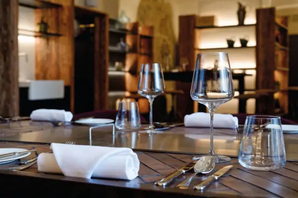 Ein Tisch mit Weingläsern und Besteck.