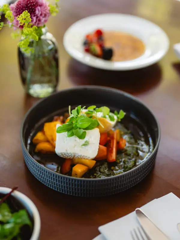 Gericht Eine Schüssel mit Essen auf einem Tisch.