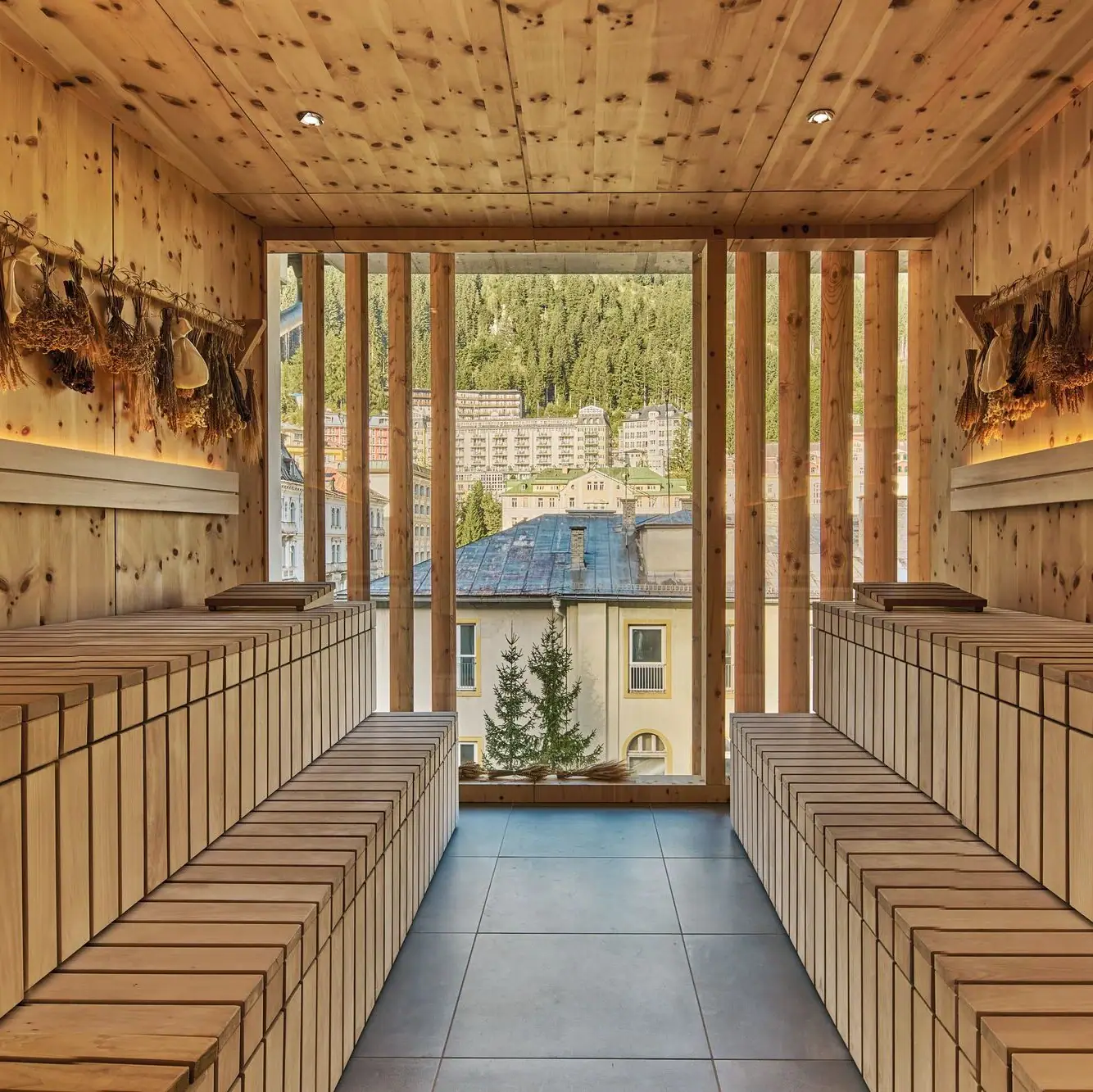 Ein Raum mit Holzbänken und einem Fenster.