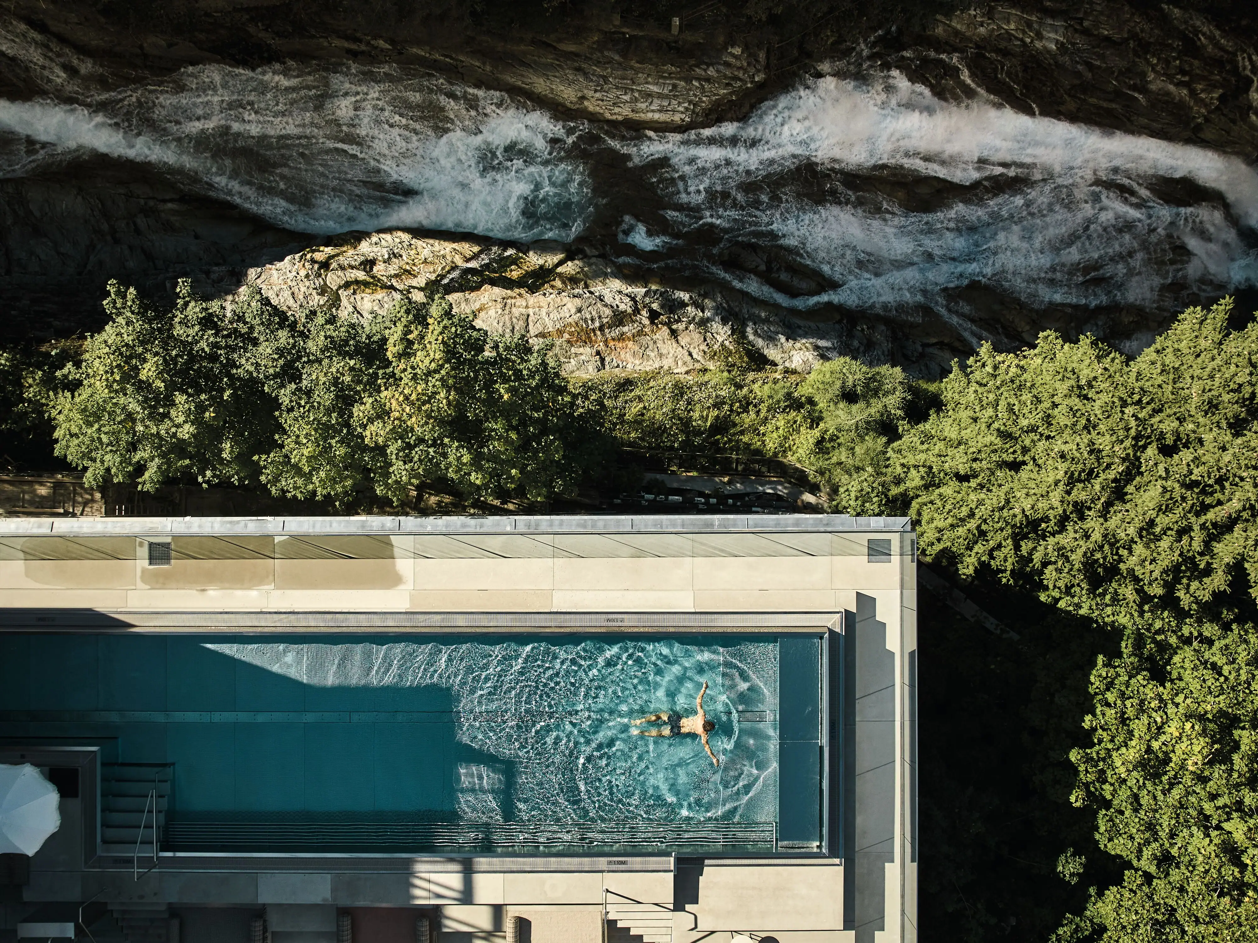 Außenpool Eine Person schwimmt in einem Außenpool.