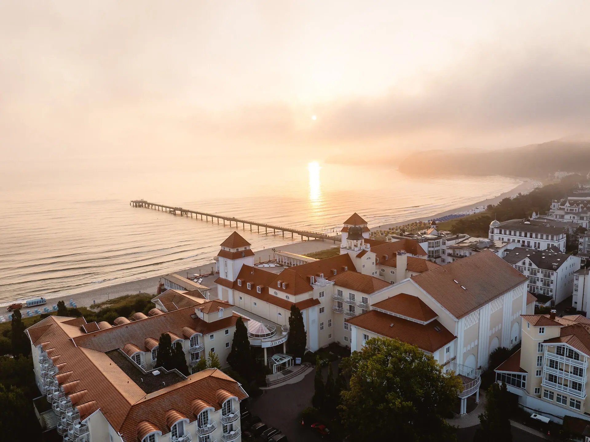 Kurhaus Binz Eine Gruppe von Gebäuden neben einem Gewässer.