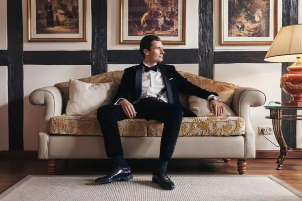 Ein Mann sitzt auf einem Sofa.