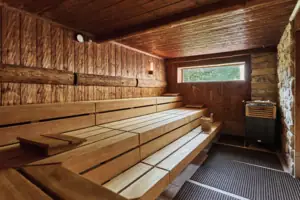Sauna Holzsauna mit Fenster und Ofen.