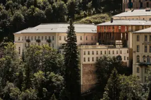 A-ROSA Bad Gastein Ein Gebäude von Bäumen umgeben.