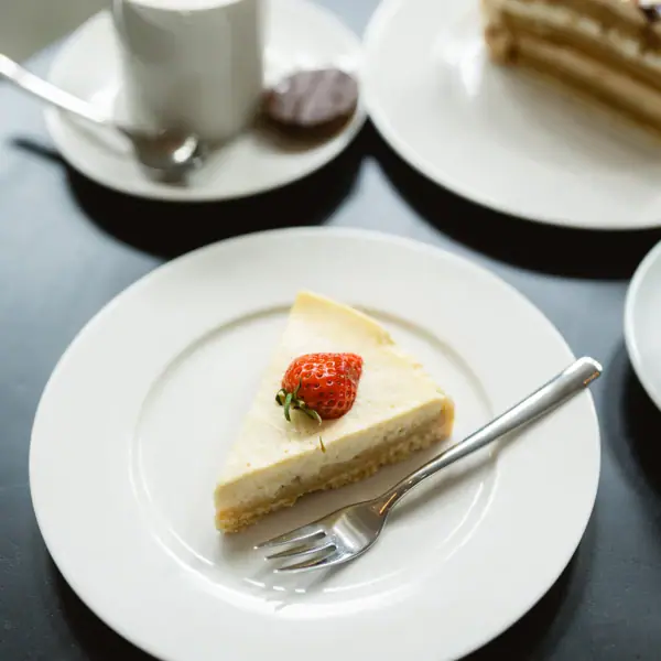 Kuchen Ein Stück Kuchen auf einem Teller mit einer Gabel.