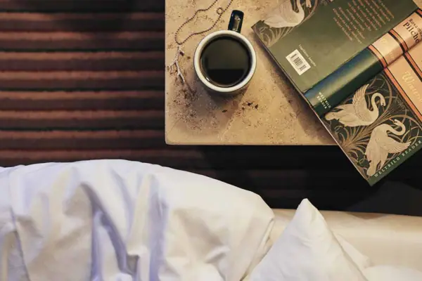 Kaffeetasse und Buch auf einem Tisch