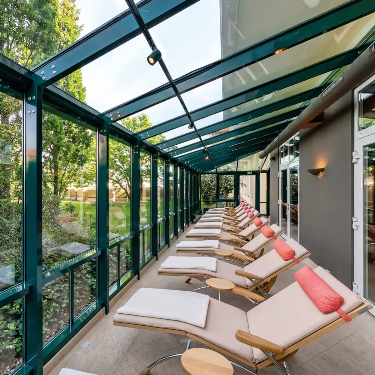 Ruhebereich mit Glasdach im A-ROSA Ostseehotel Kühlungsborn Entspannungsbereich mit Liegen im A-ROSA Ostseehotel Kühlungsborn, umgeben von Natur und Tageslicht