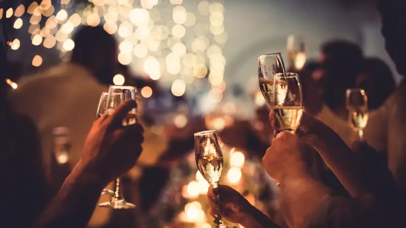 Eine Gruppe von Menschen hält Weingläser.