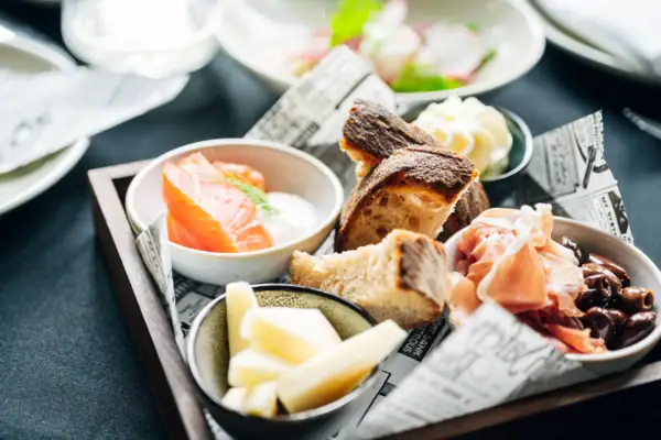 Ein Tablett mit verschiedenen Speisen auf einem Tisch.