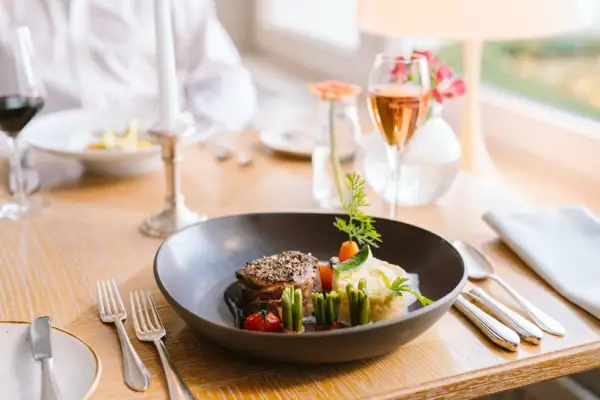 Mittagsessen Ein Teller mit Essen auf einem Tisch.