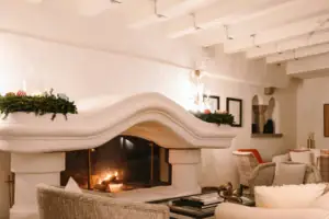 Kamin Kamin in einem Wohnzimmer mit Couch im Vordergrund.