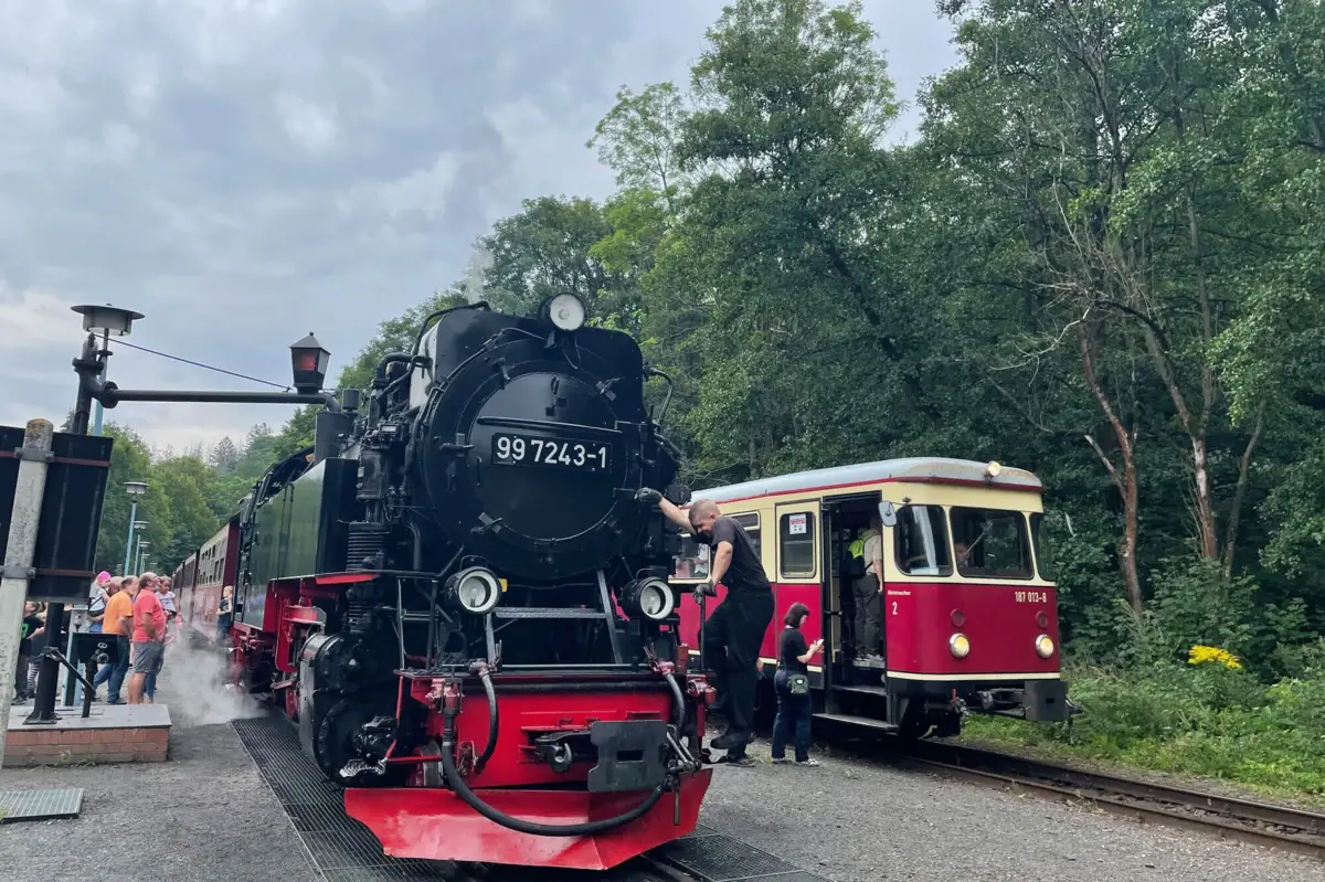 Harzer Schmalspurbahn Die Harzer Schmalspurbahn auf den Gleisen.