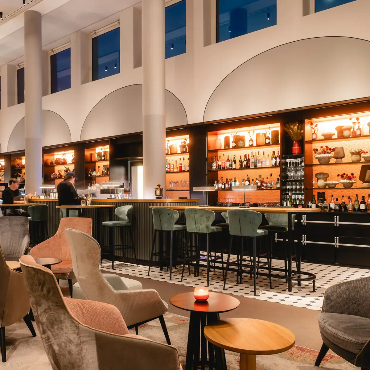 Bar Eine Bar mit Stühlen und Tischen in einem großen Raum.