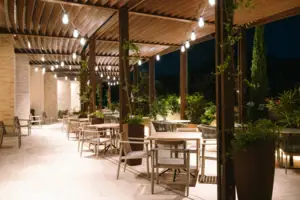 Poolbar Terrasse Eine Terrasse mit Tischen und Stühlen.