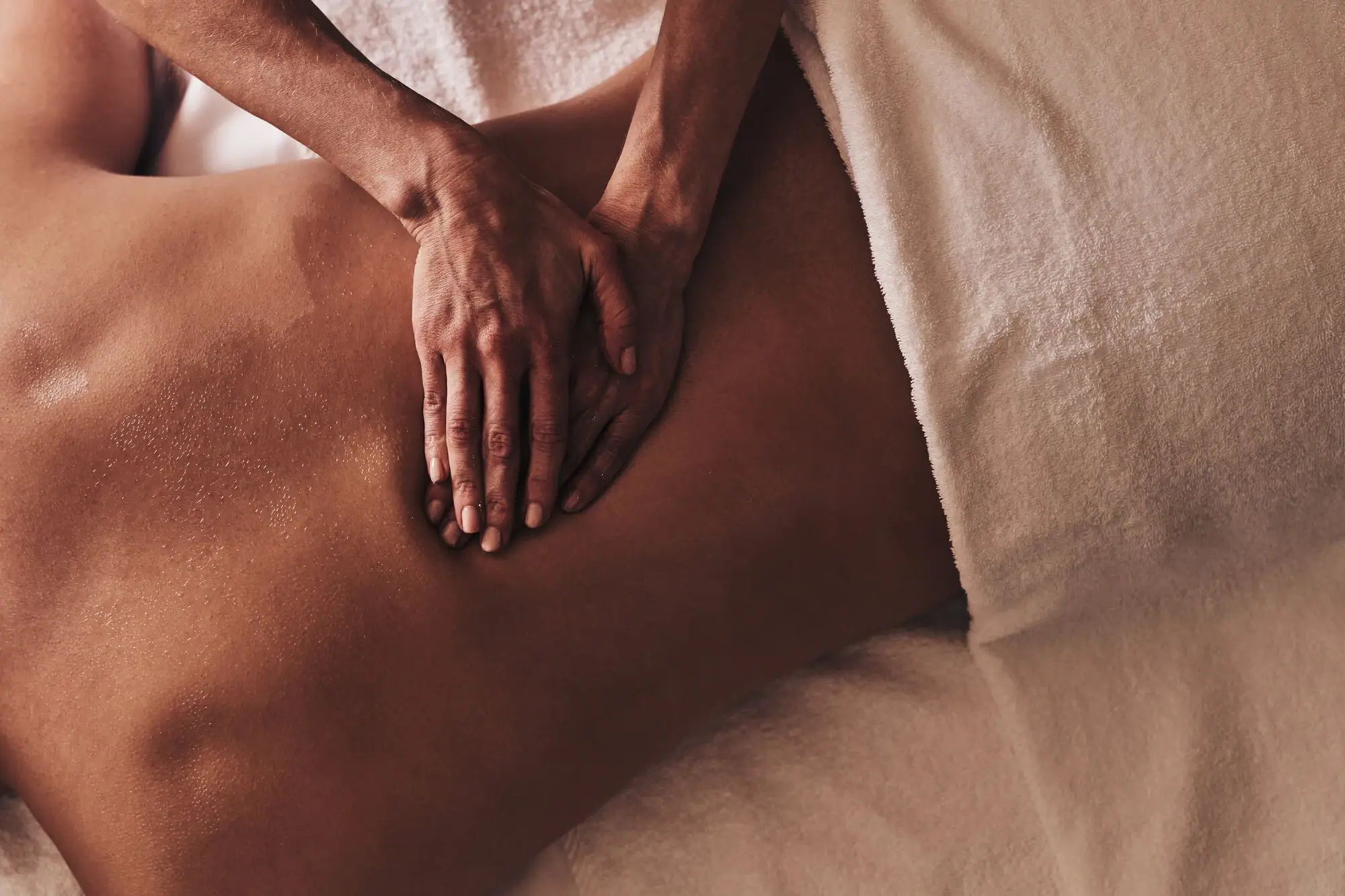 Webformat-wellness-mann-massage-ruecken-haende-detail-strandhotel-bansin.jpg Eine Person erhält eine Rückenmassage.