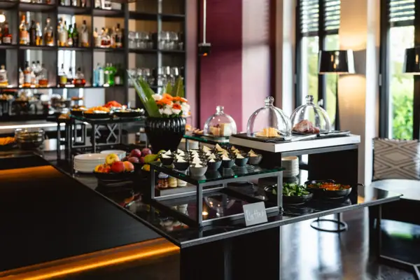 Buffettisch mit Speisen darauf