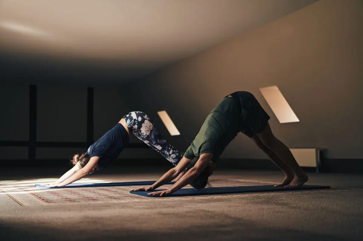 Paar übt Yoga Pose aus