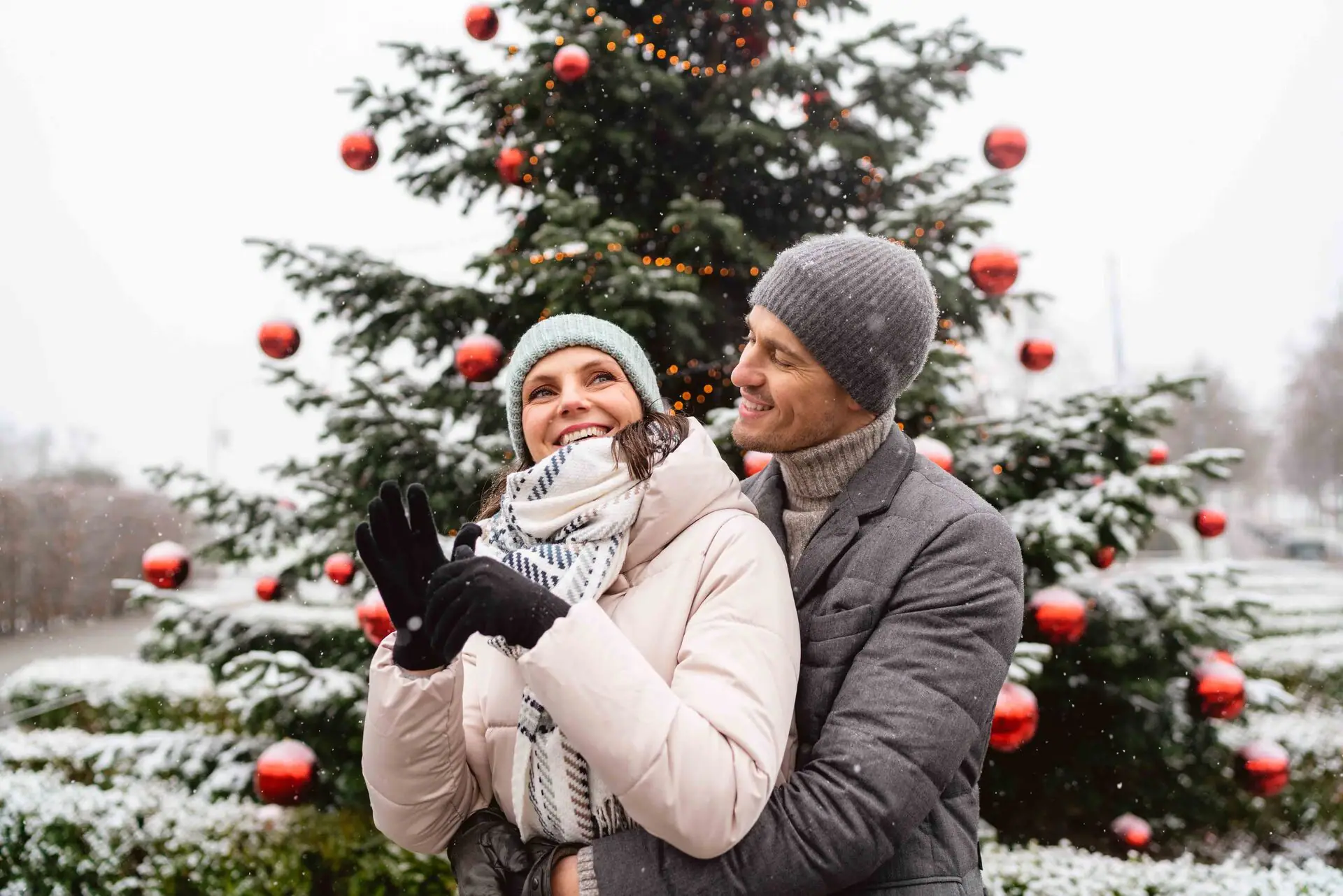 Weihnachten Travemünde Ein Mann und eine Frau stehen vor einem Weihnachtsbaum.