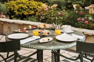 Frühstück Ein Tisch mit Speisen und Getränken darauf.